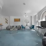 3 Bedroom Penthouse With Roof Terrace In Covent Garden
