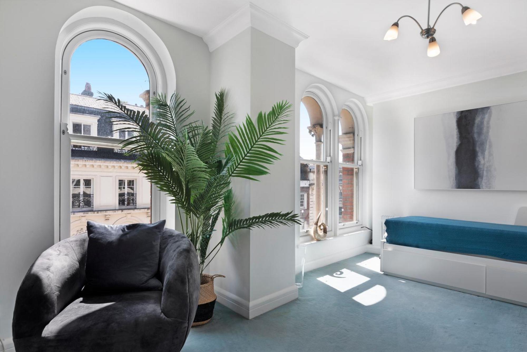 3 Bedroom Penthouse With Roof Terrace In Covent Garden Londres