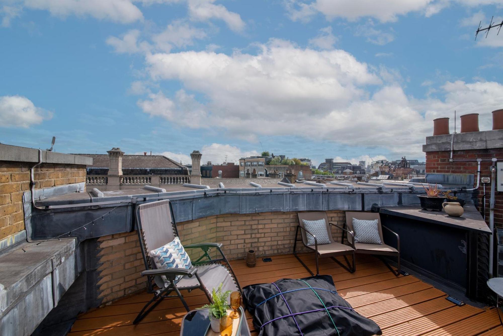 3 Bedroom Penthouse With Roof Terrace In Covent Garden *
